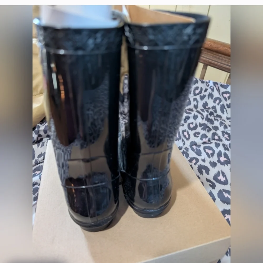Ugg Woman's Size 6 Rain boots